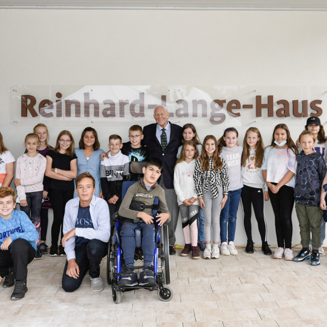 Großspender Reinhard Lange mit Schüler*innen der August Hermann Francke Schule und der Evangelischen Schule Spandau.