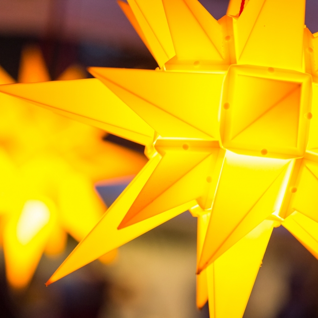 Zwei gelb leuchtende Sterne.