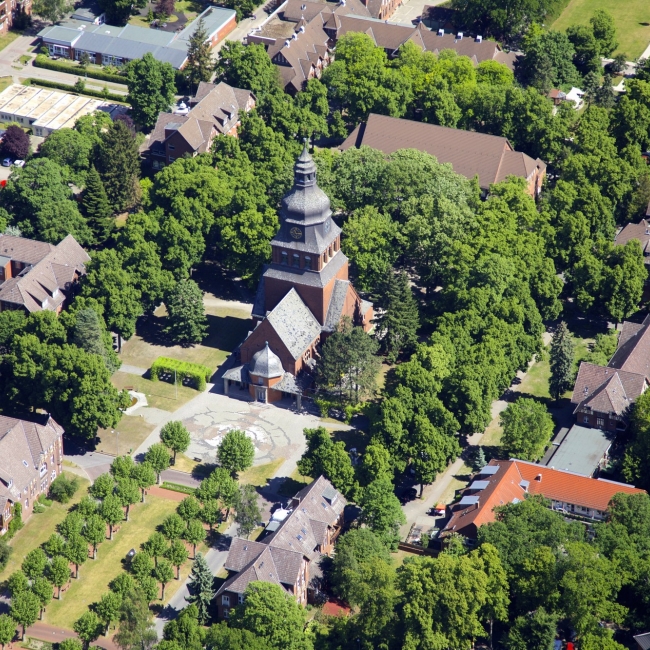 Luftansicht der Stiftskirche.