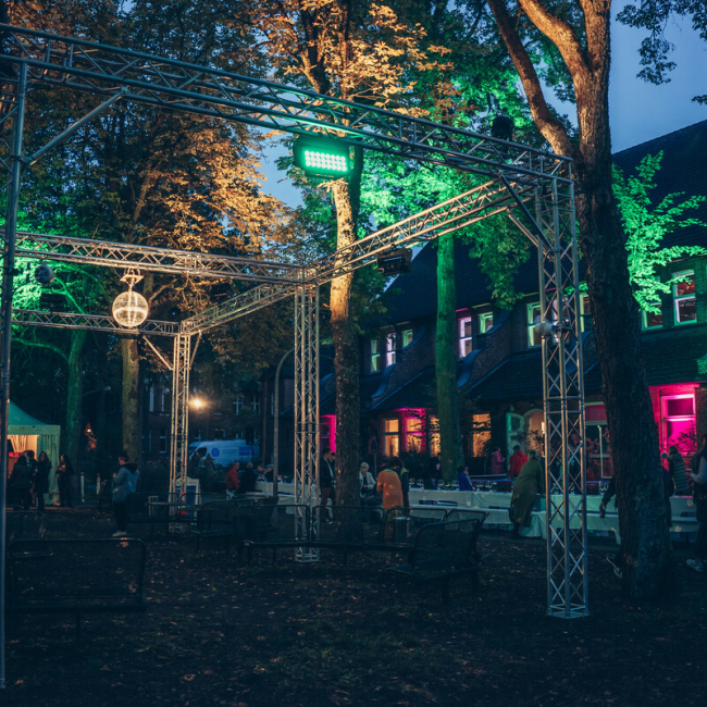 Veranstaltungstechnik, Lichtinstallation und Discokugel vor Festsaal 