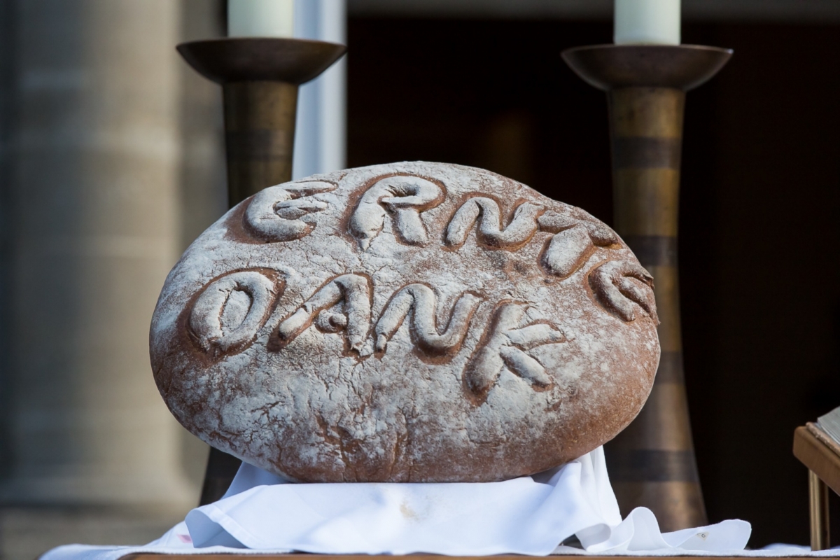 Ein Brot mit eingebackener Aufschrift "Erntedank".