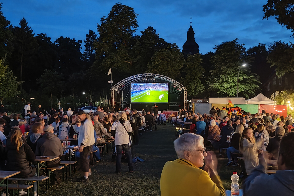 EM Public Viewing im Rosengarten ist ein echter Geheimtipp! Evangelisches
