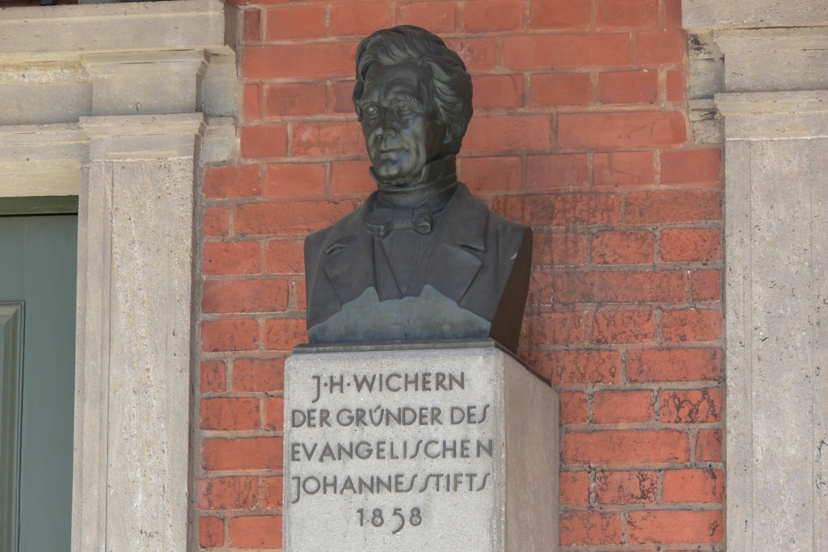 Die Büste von Gründer Johann Hinrich Wichern in der Loggia links vom Eingang der Stiftskantorei.