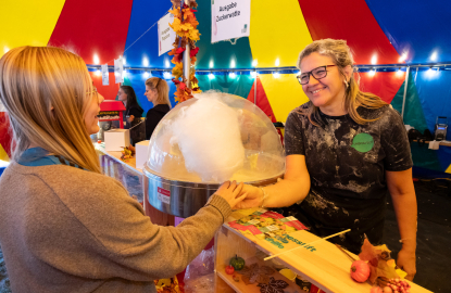Verkauf von Zuckerwatte im bunten Zelt