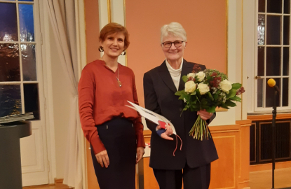 Katja Kipping überreicht Berliner Ehrennadel an Dagmar Schiele 