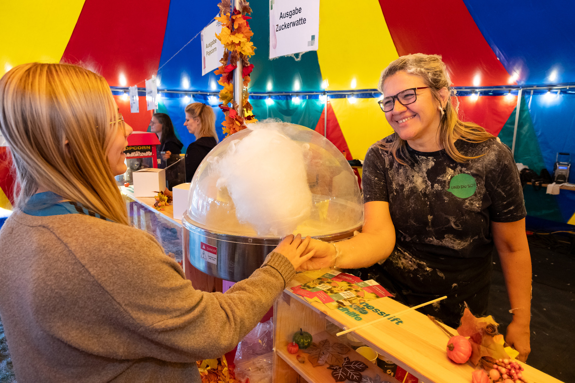 Verkauf von Zuckerwatte im bunten Zelt