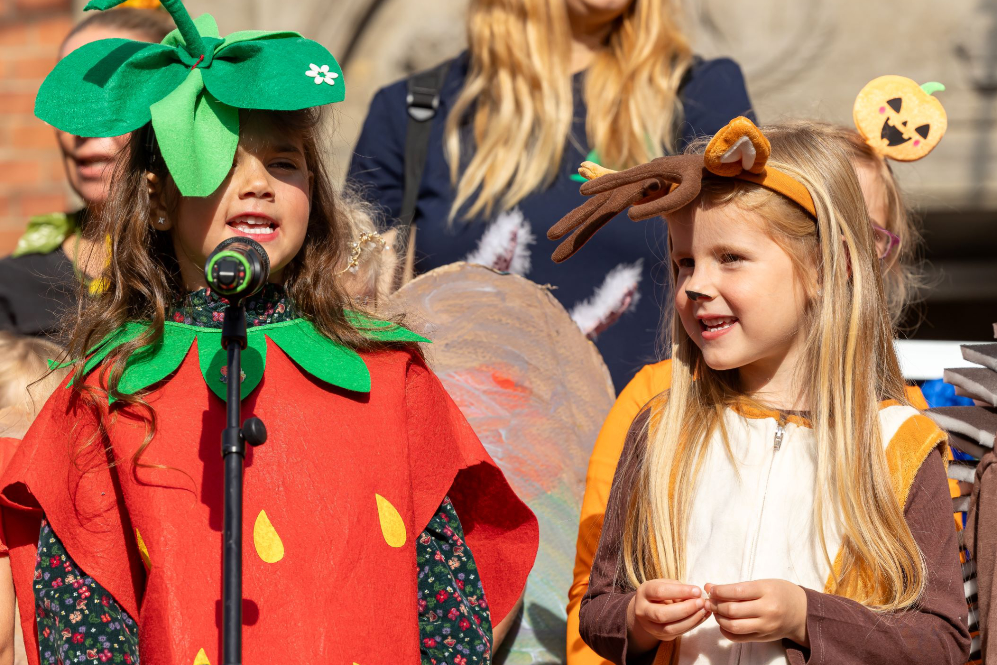 zwei verkleidete Mädchen beim Erntedankfest 