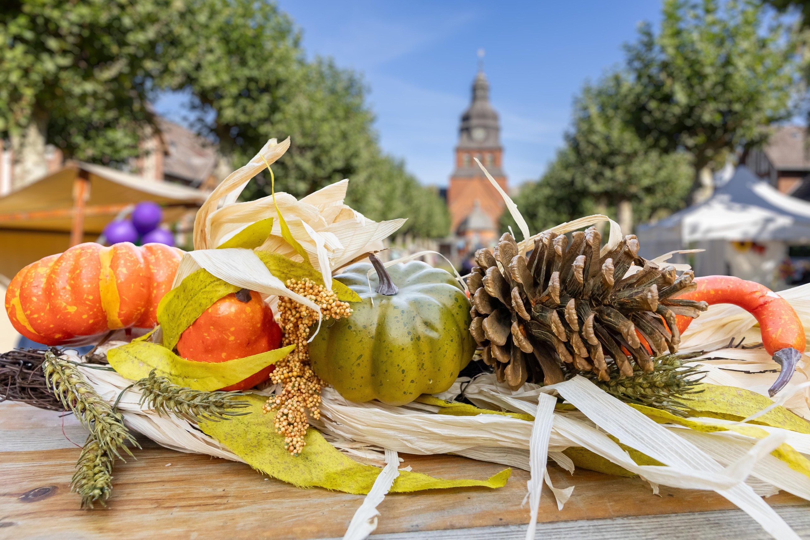 Detailaufnahme eines Obstkorbs, im Hintergrund die Stiftskirche