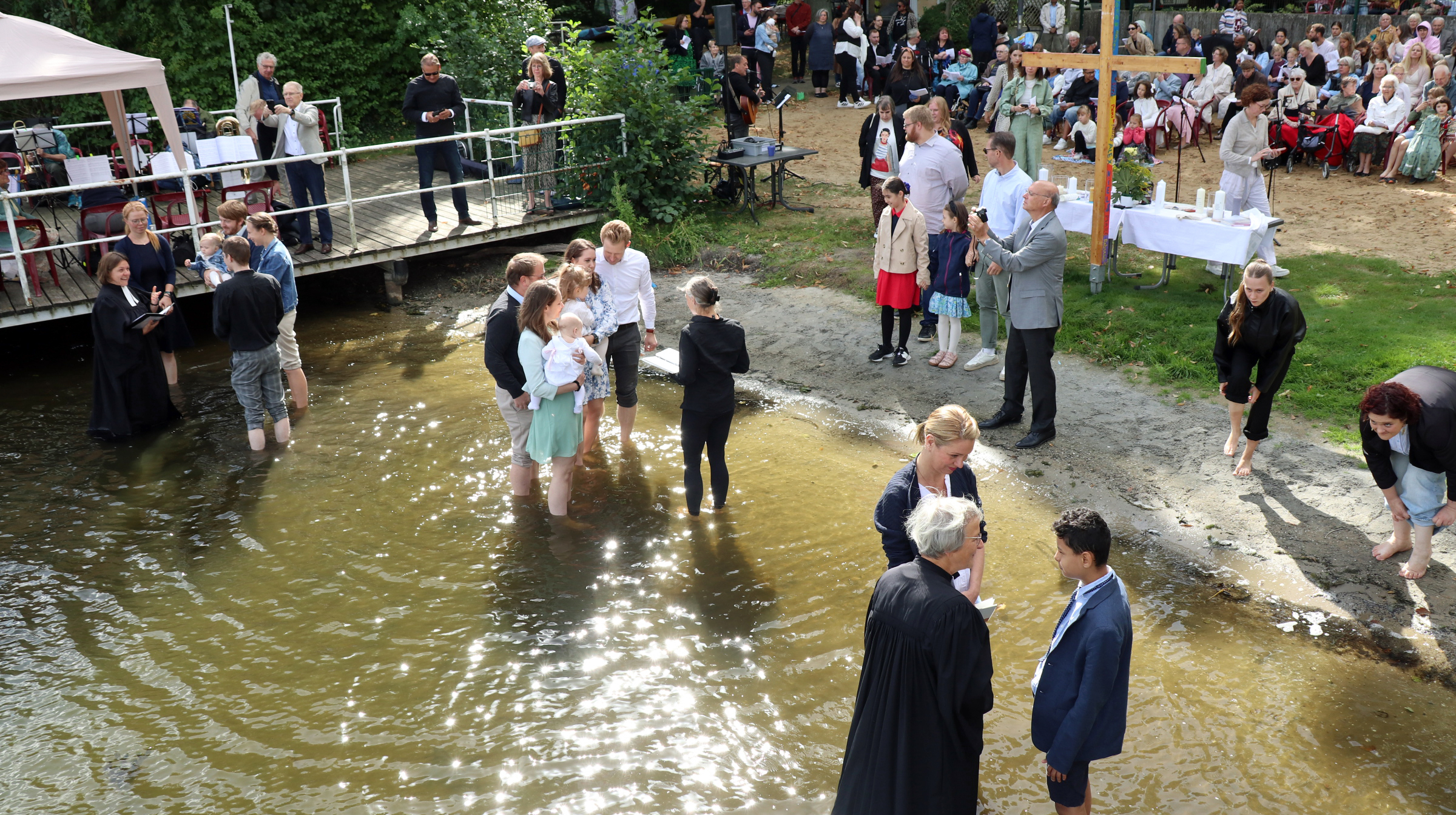 Aufnahme der zehn Täuflinge im Wasser während der Haveltaufe am 06. September