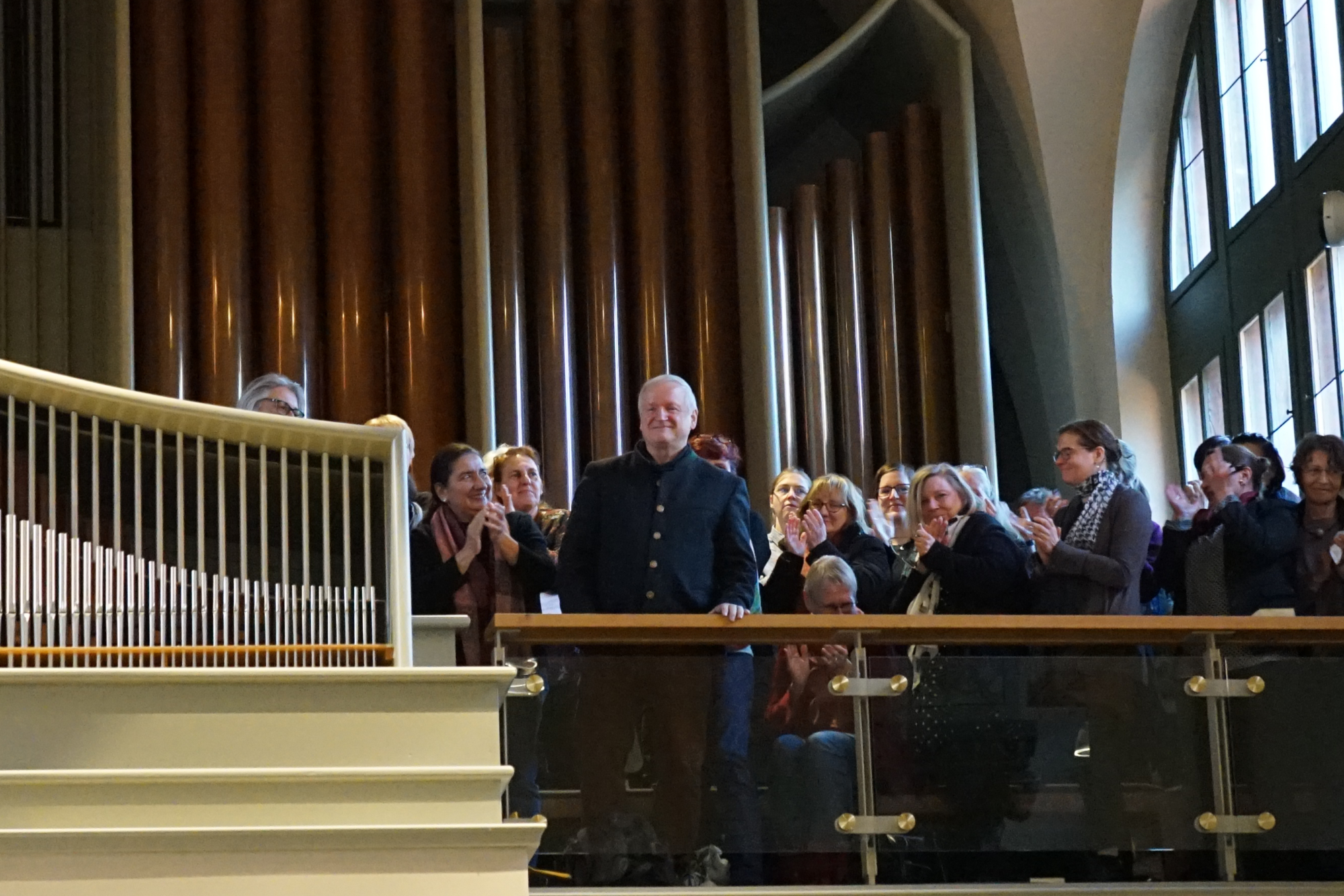 Kantor Jürgen Lindner auf Orgelempore