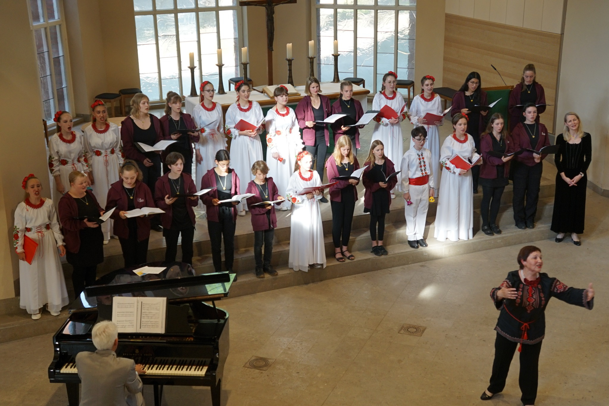 „Brücken bauen mit Musik“ ergreifendes Begegnungskonzert der Kyjiw Nightingales und des Jugendchors im Johannesstift