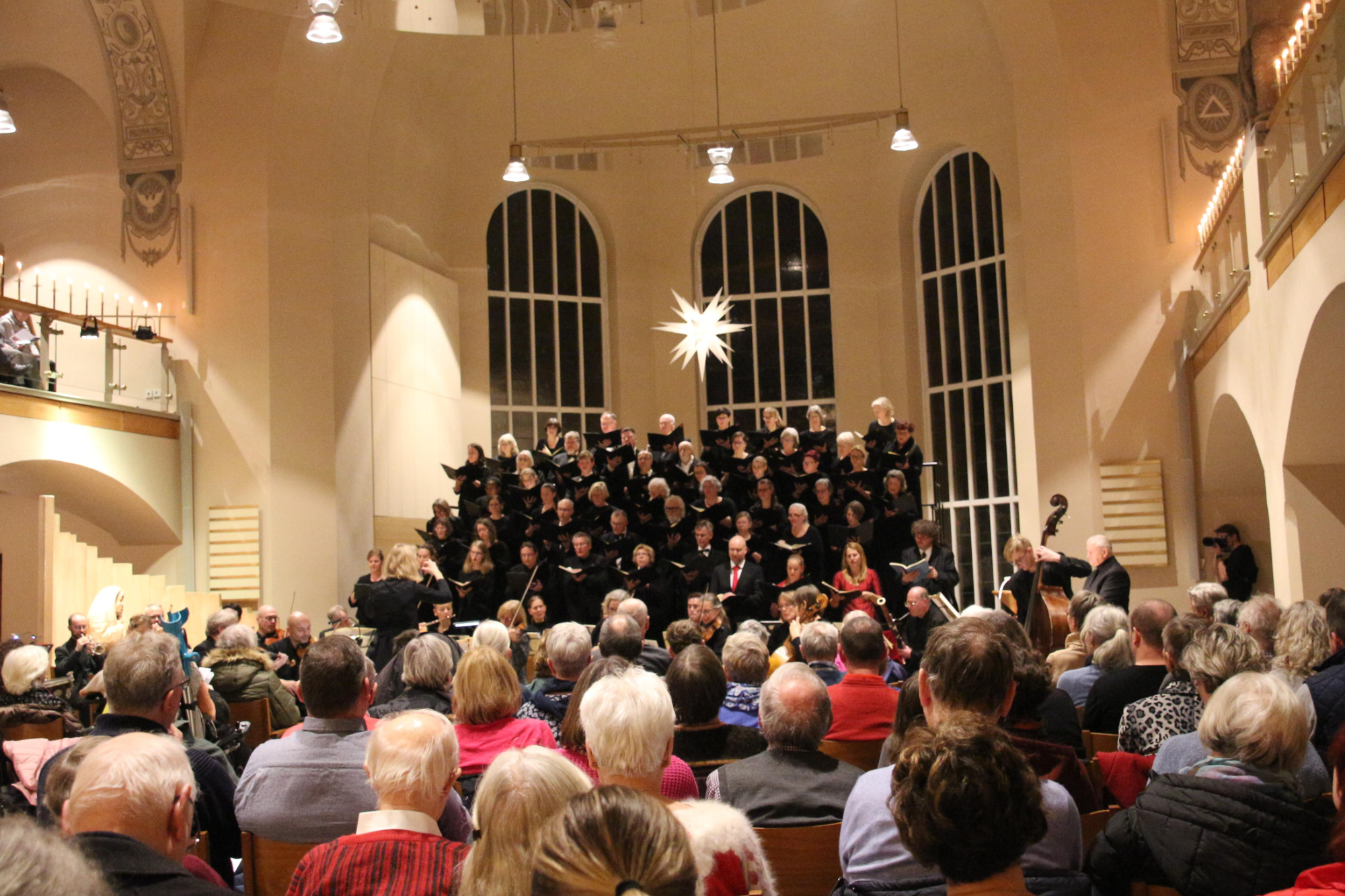 Weihnachtsoratorium, vollbesetzte Kirche mit Chor