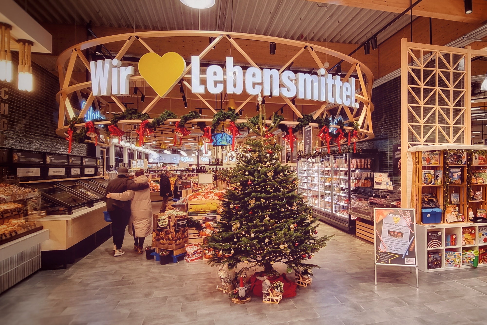 Blick in einen Supermarkt mit Weihnachtsbaum.