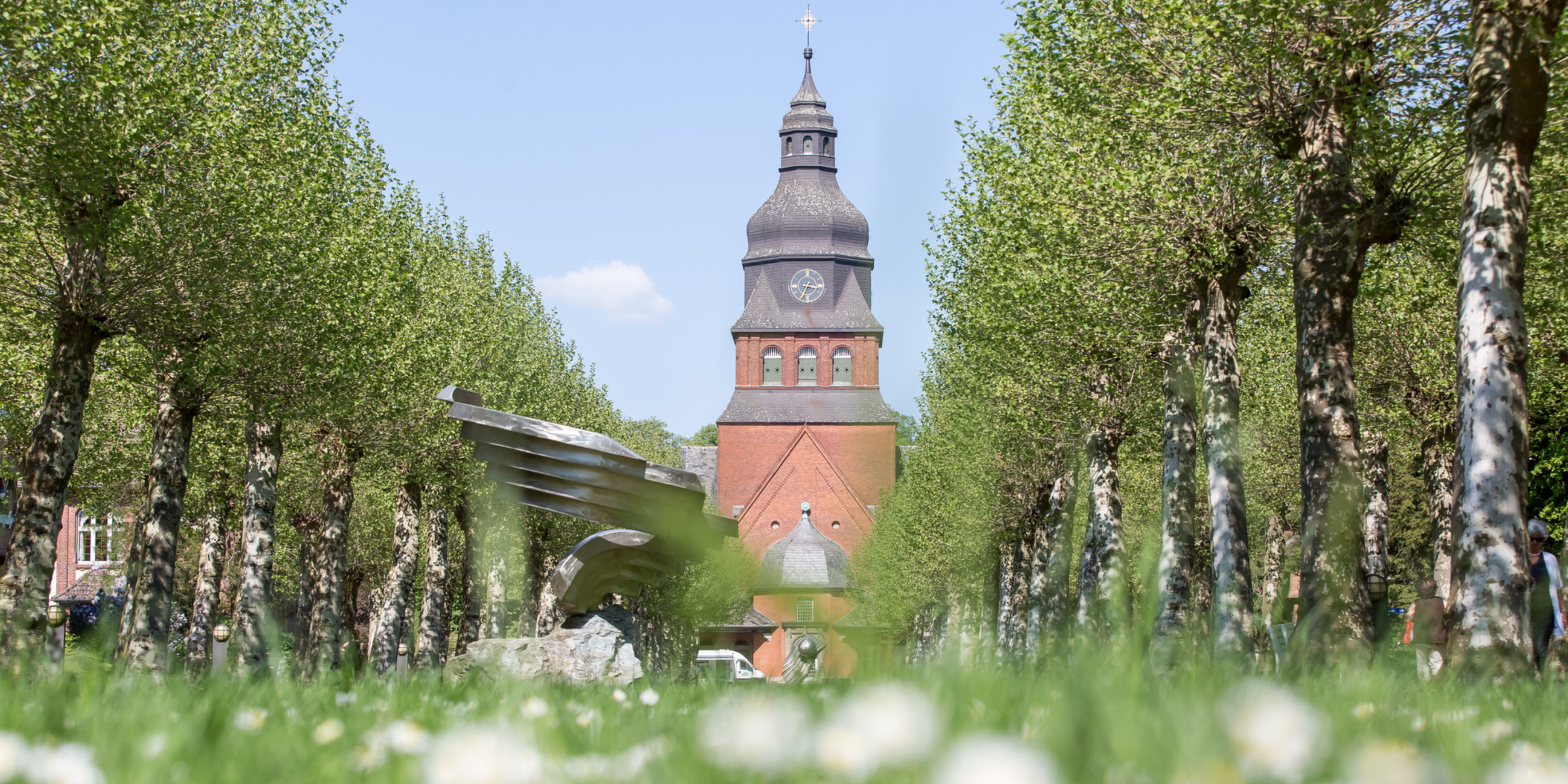 Blick auf die Kirche auf dem Stiftgeländer des Evangelischen Johannesstifts