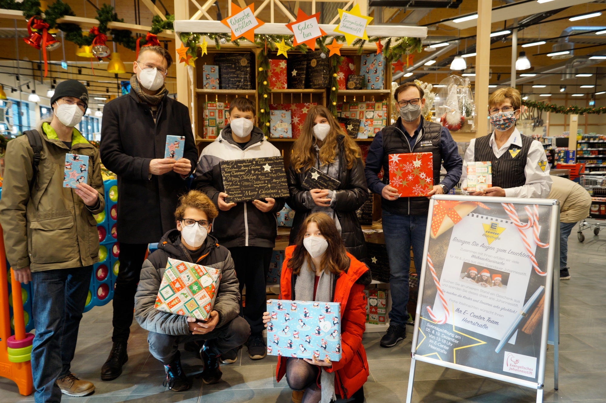 Kinder präsentieren stolz ihre Geschenke.
