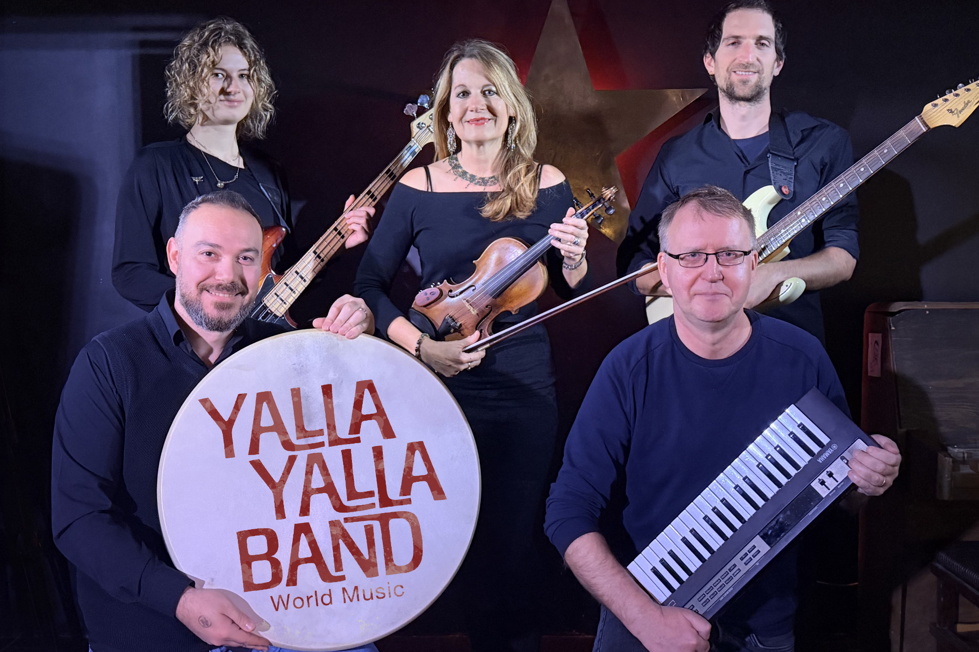 Gruppenbild mit 5 Personen der Yalla Yalla Band