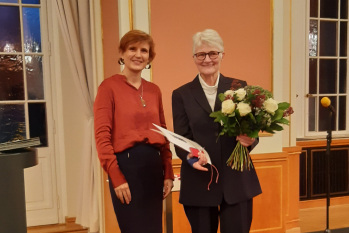 Katja Kipping überreicht Berliner Ehrennadel an Dagmar Schiele 
