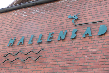 Schriftzug Hallenbad