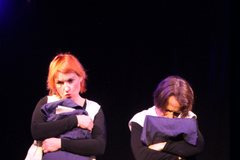 zwei Frauen spielen Theater