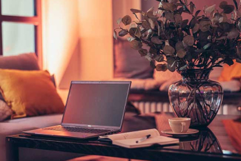 gemütliche Lounge, mit Sofas und Laptop im Vordergrund
