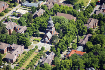 Luftansicht der Stiftskirche.