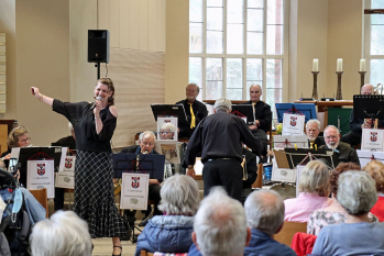 Spandauer Seniorenorchester mit der Sängerin Michaela Menda