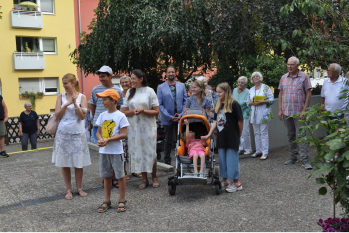 Im Anschluss an die Feierstunde durften die Kinder Friedenstauben vor dem Seniorenhaus in die Lüfte stiegen lassen.