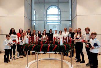 Die Diakonie Deutschland übergibt einen Wichern-Adventskranz aus dem Johannesstift an den Deutschen Bundestag